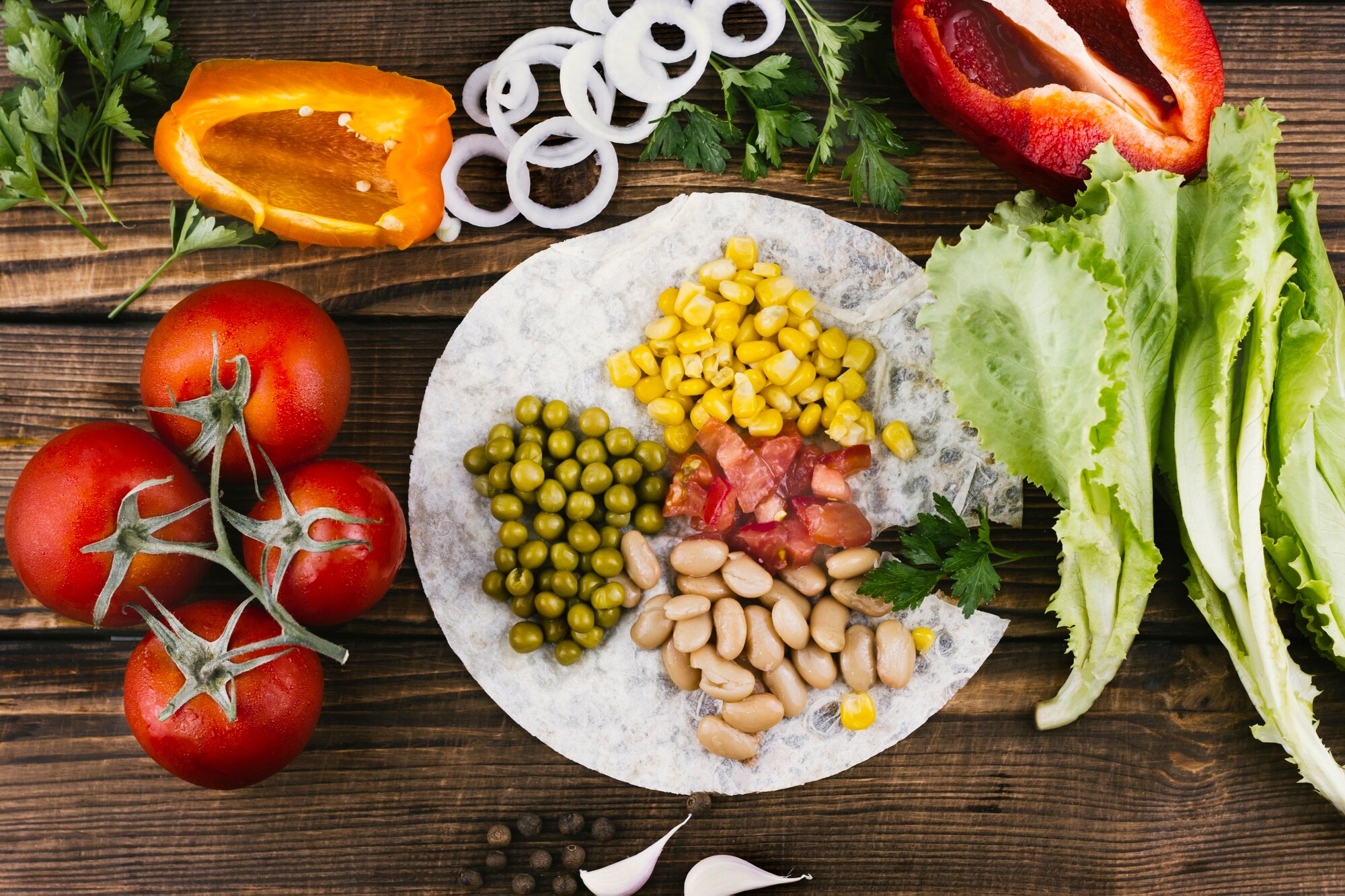 Plato saludable con verduras coloridas y legumbres