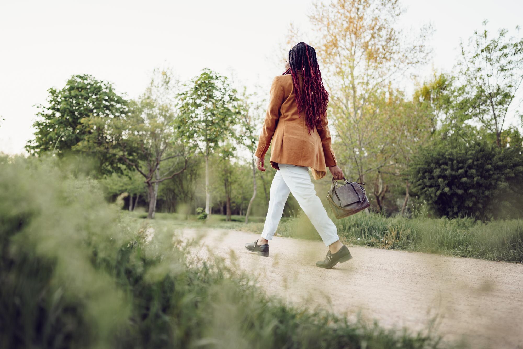 Persona caminando al aire libre en ambiente natural