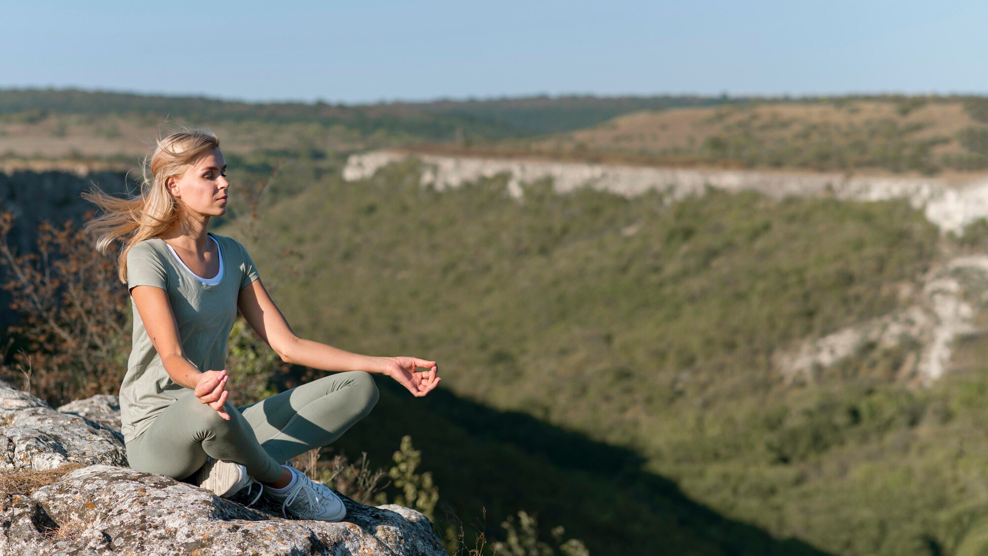 Persona en ambiente natural tranquilo practicando mindfulness